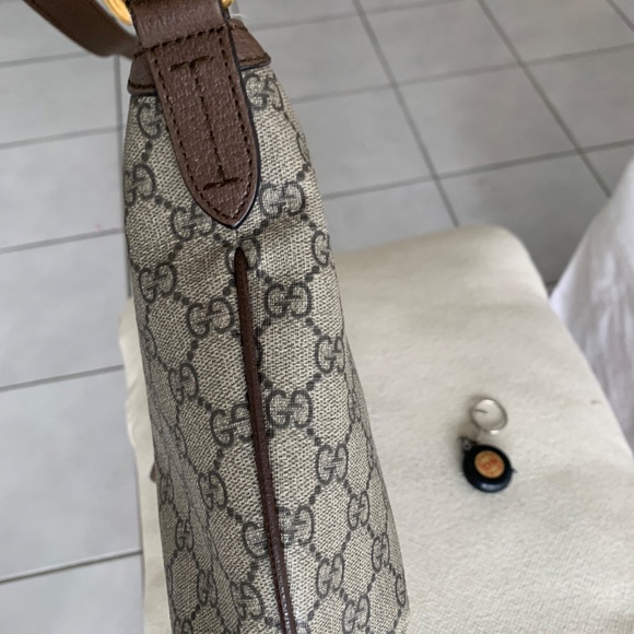 Authentic Gucci Shoulder Bag with 0riginal Receipt - Picture 5 of 9